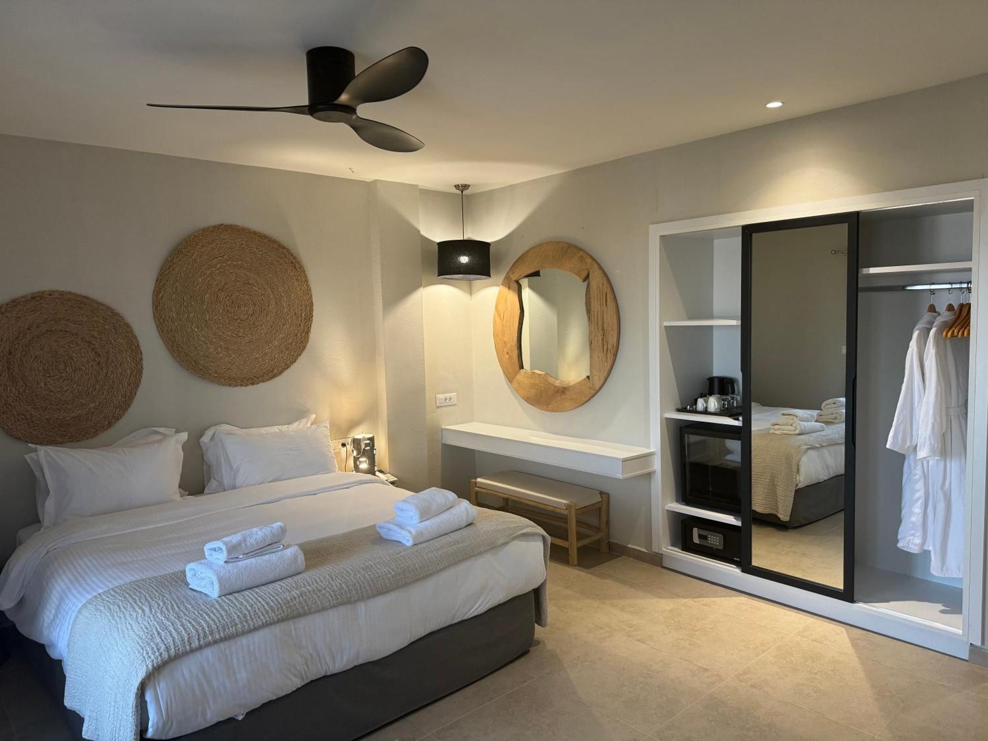 The Noverian Bios Santorini Boutique Hotel Fira  Room photo